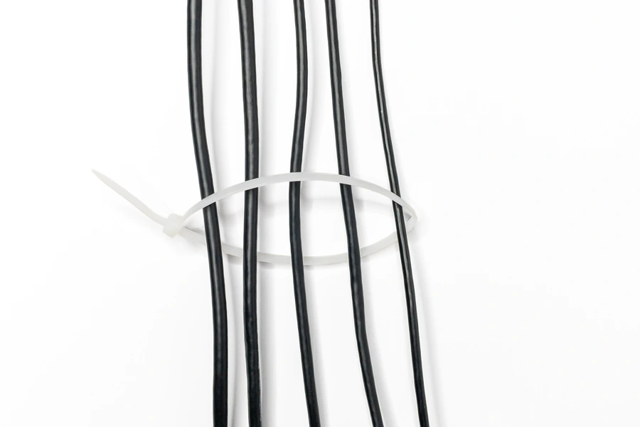 Einen großen Kabelbinder um die Kabel montieren.