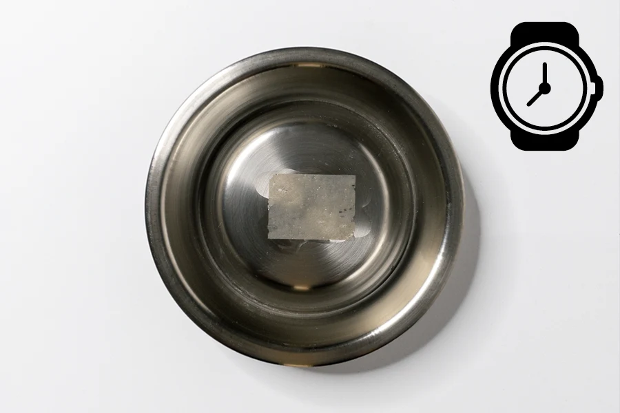 Das Öl benötigt seine Zeit bis der Kleber sich lösen lässt.