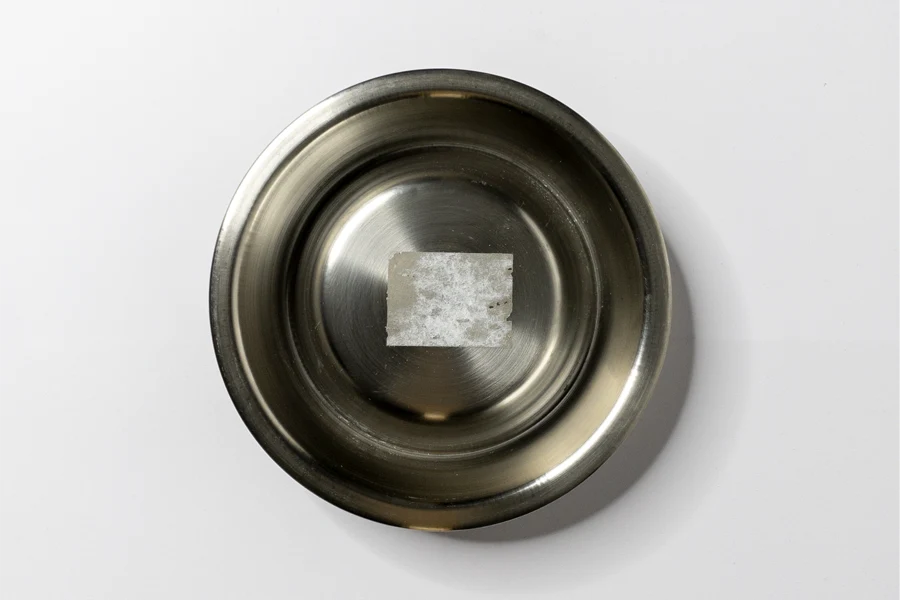 Die groben Teile der Klebereste entfernen.