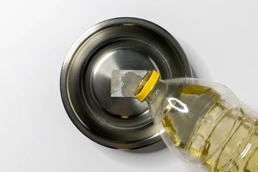 Das Öl löst den Kleber.