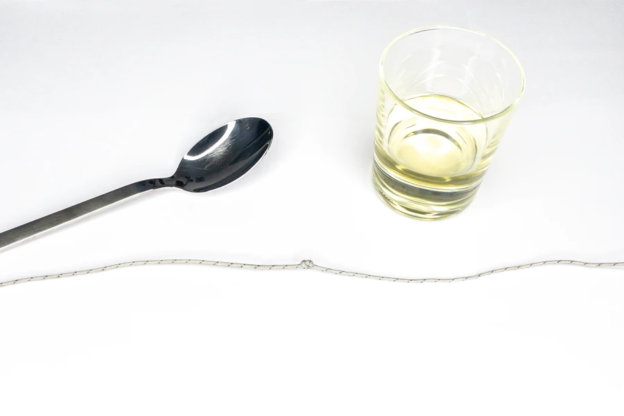 Mit Hilfe eines Löffels und etwas Öl den Knoten weichklopfen.