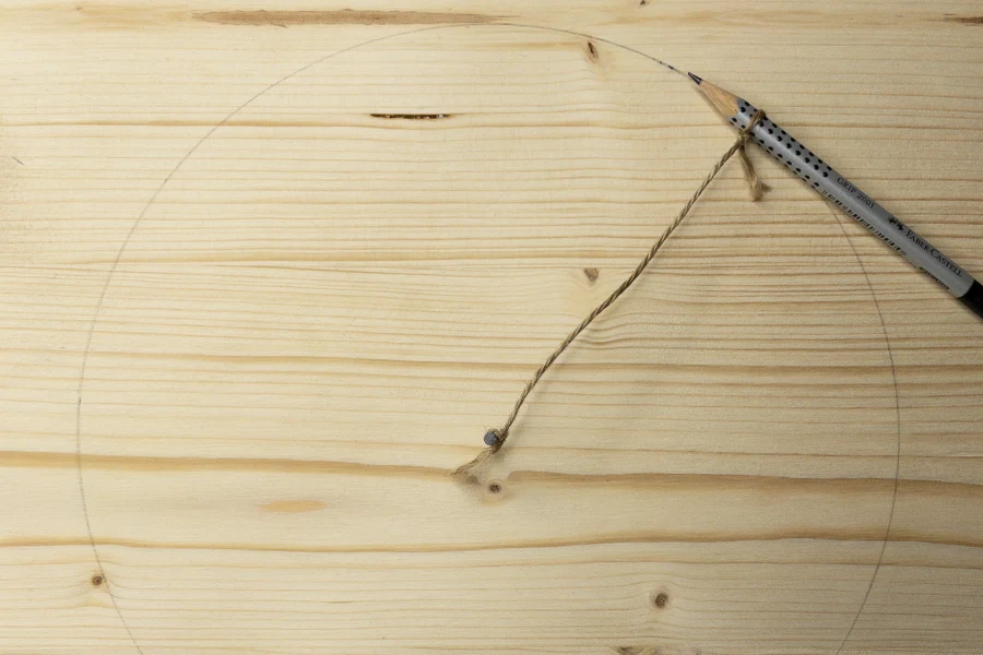 Eine Schnur wird als Abstandsbegrenzer zwischen Nagel und Stift befestigt.