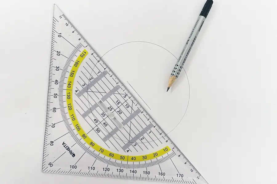 Die erste Linie zur Orientierung der Mitte wird gezogen.