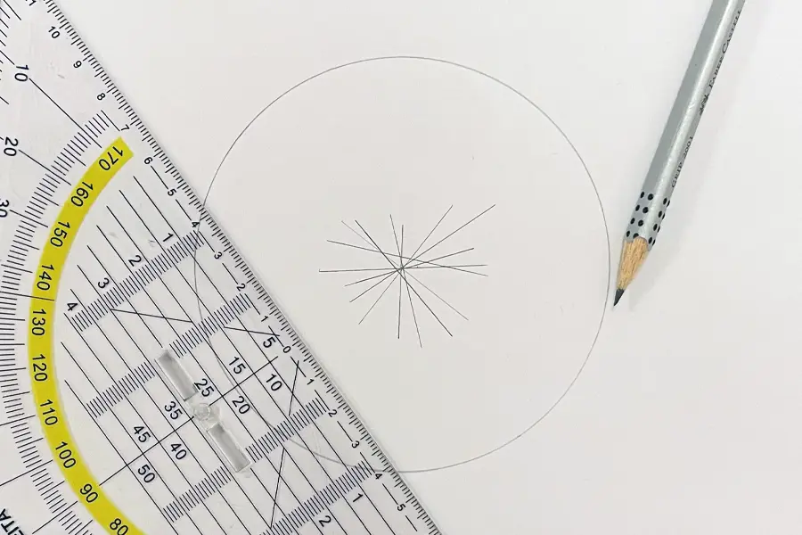 Mehrere Linien zeigen die Mitte des Kreises auf.