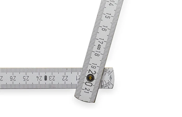 Am ersten Gelenk eines Meterstabes sind oftmals Winkel angegeben bzw. aufgedruckt.