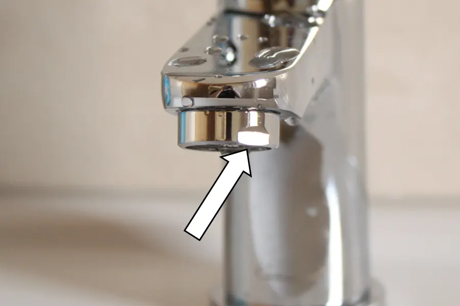 Einkerbung eines Perlators für einen Schraubenschlüssel.