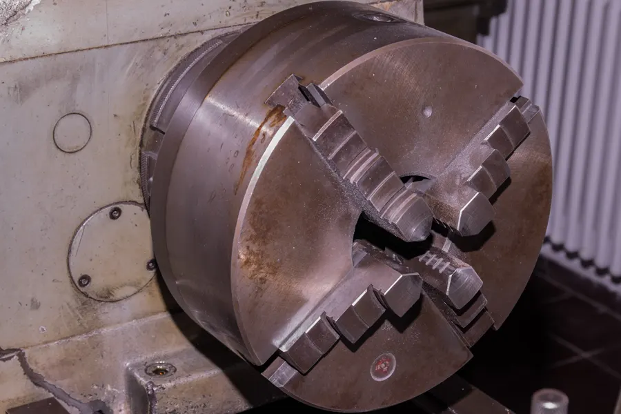 Backenfutter einer Drehmaschine im leicht geöffneten Zustand.