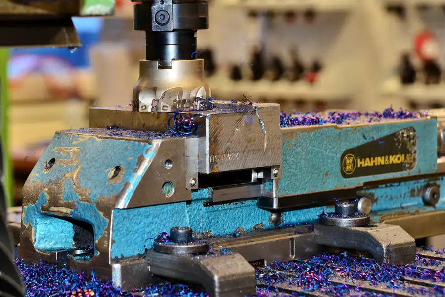 Ein Spanneisen bzw. eine Spannpratze zum Fixieren von Bauteilen.