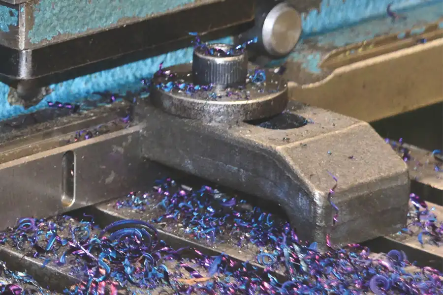 Ein Spanneisen bzw. eine Spannpratze zum Fixieren von Bauteilen.