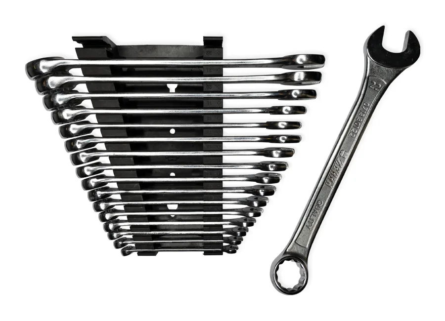 Verschiedene Schraubenschlüssel, welche in eine Werkzeugkiste gehören.